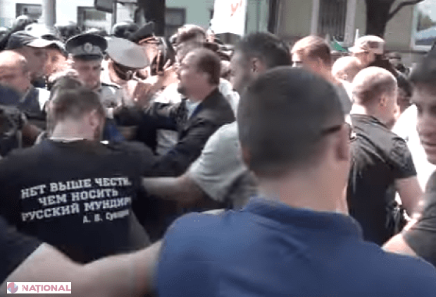 VIDEO // Zi de FOC astăzi la Chișinău. Manifestanți împroșcați cu ouă, iar Dodon - de gardă în PMAN