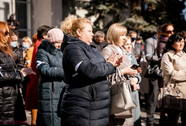 VIDEO, FOTO // Reprezentanții instituțiilor de învățământ din raionul Orhei intră, de astăzi, în GREVĂ japoneză. Aceștia cer Guvernului să aloce mai mulți bani pentru ca școlile, grădinițele să-și poată plăti FACTURILE