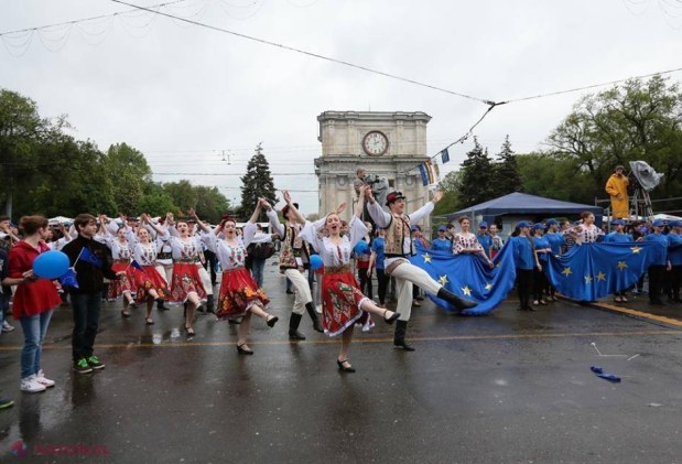 FOTO // Drapelul UE și tricolorul, arborate în fața Guvernului de Ziua Europei