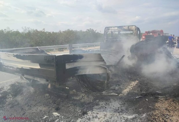 Un camion a luat foc din mers, pe traseul spre Comrat