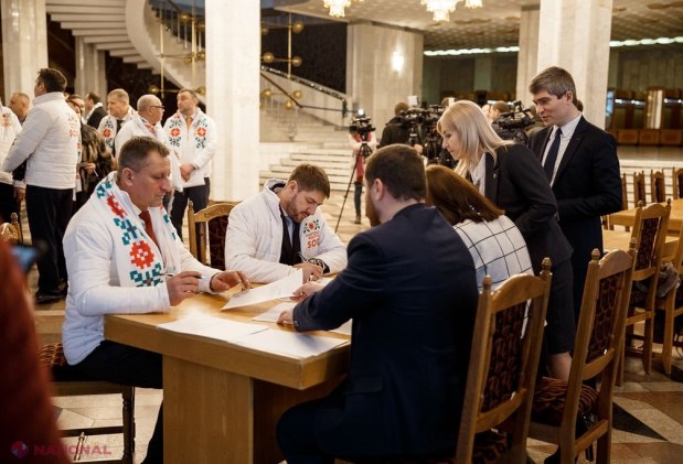 FOTO, DOC // Partidul „ȘOR” a depus actele pentru înscrierea în cursa electorală. Ilan Șor, în fața mulțimii: „Deschidem o pagină nouă în istoria politică din Moldova”