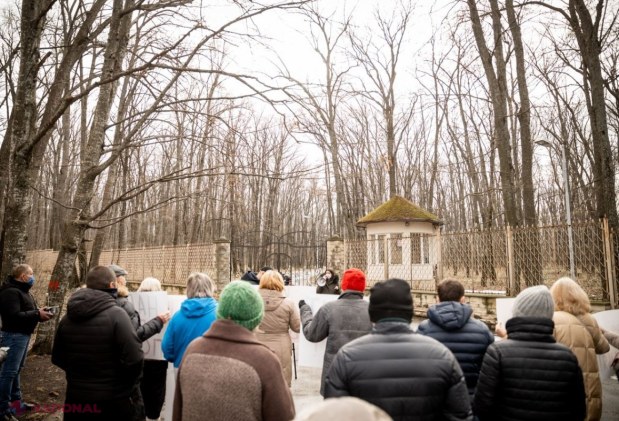 FOTO // Flash-mob la vila PREZIDENȚIALĂ de la Condrița. Partidul „ȘOR”: „Am venit să-i dăm Maiei Sandu macaroanele pe care ni le pune în fiecare zi pe urechi”