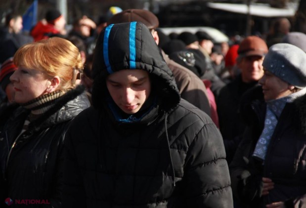 REPORTAJ FOTO, VIDEO // Protestul capetelor PLECATE, în scuarul Operei. Un protestatar PD: „Nici într-un caz Plahotniuc premier”