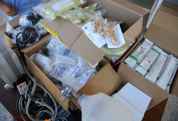 FOTO // Ambasada României a DONAT Spitalului raional din Comrat un lot de echipamente medicale, inclusiv de protecție, pentru combaterea COVID - 19