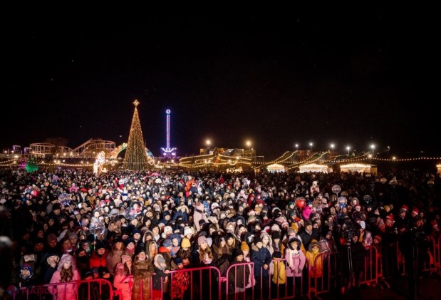FOTO // Asistență RECORD la deschiderea Târgului de Crăciun de la „Orheiland”: „Atmosfera este una extraordinară, iar pe an ce trece e tot mai frumos”