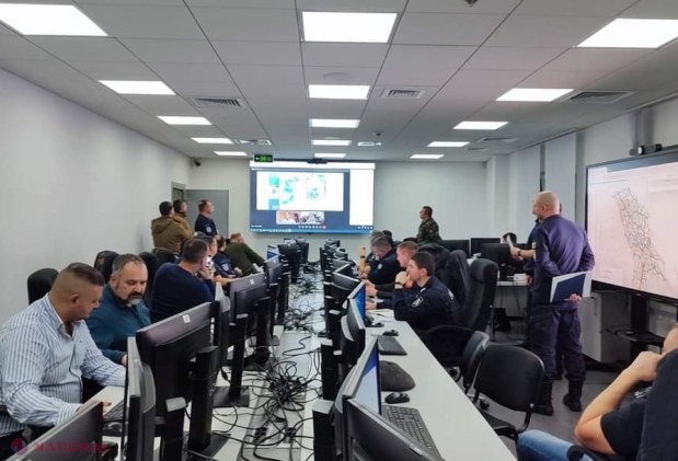 Vreme COMPLICATĂ în R. Moldova: Zeci de localități fără energie electrică, sute de persoane și unități de transport deszăpezesc drumurile, iar un centru de coordonare a situației activează la IGSU