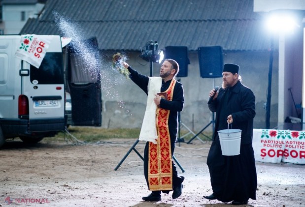FOTO // Echipa Partidului „ȘOR” a aprins lumina pe străzile satului Tabăra, din raionul Orhei