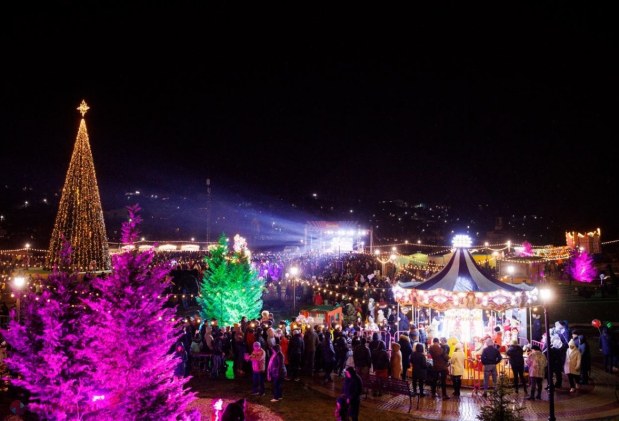 FOTO // Asistență RECORD la deschiderea Târgului de Crăciun de la „Orheiland”: „Atmosfera este una extraordinară, iar pe an ce trece e tot mai frumos”