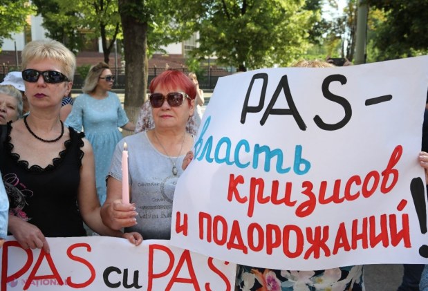 Partidul „ȘOR” și PCRM au PROTESTAT împreună în fața Parlamentului față de scumpirea energiei electrice: „Cu PAS la guvernare revenim la lumânare!”