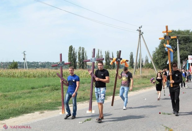 REPORTAJ FOTO // Imagini CUTREMURĂTOARE de la înmormântarea tinerilor din Floreni