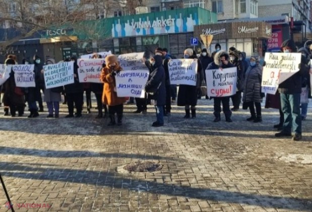FOTO // Proteste contra „justiției vândute”! Partidul „ȘOR” cere DEMISIA magistraților care au scos-o pe Marina Tauber din alegeri