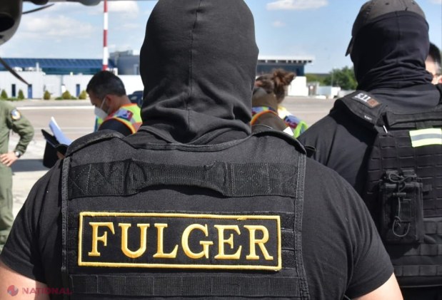FOTO // Aeroportul Internațional Chișinău a fost împânzit de mascații de la „FULGER”. Șapte moldoveni au fost extrădați în cătușe, la bordul unui avion militar