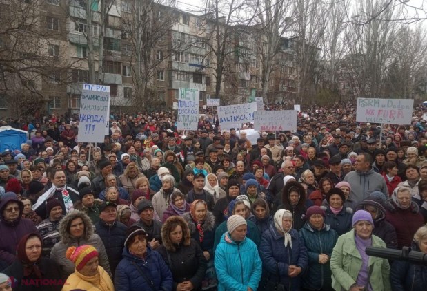 FOTO // Peste 10 mii de persoane PROTESTEAZĂ la Curtea de Apel Chișinău împotriva excluderii candidatului Partidului „ȘOR” din cursa electorală de la Hâncești: „E un abuz din partea guvernării dodoniste”