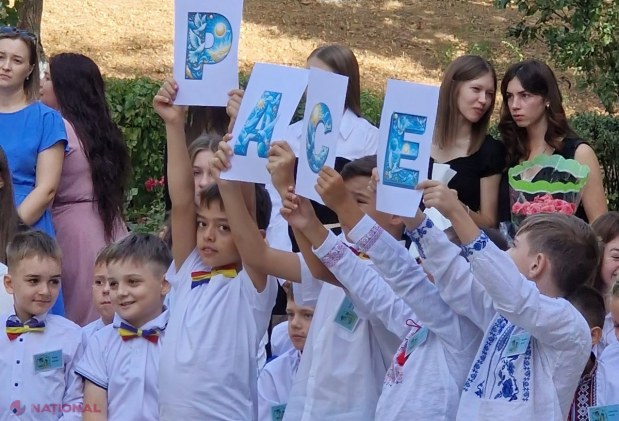 Elevii Liceului „Ștefan cel Mare și Sfânt” din Grigoriopol, la școală, pe 1 septembrie: Vicepremierul Serebrian le-a mulțumit pedagogilor și părinților pentru curajul și devotamentul față de cauza națională