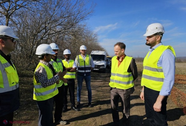 FOTO // Lucrările la linia electrică Vulcănești-Chișinău prind VITEZĂ. Echipa de muncitori a fost suplinită cu 29 de specialiști din Turcia