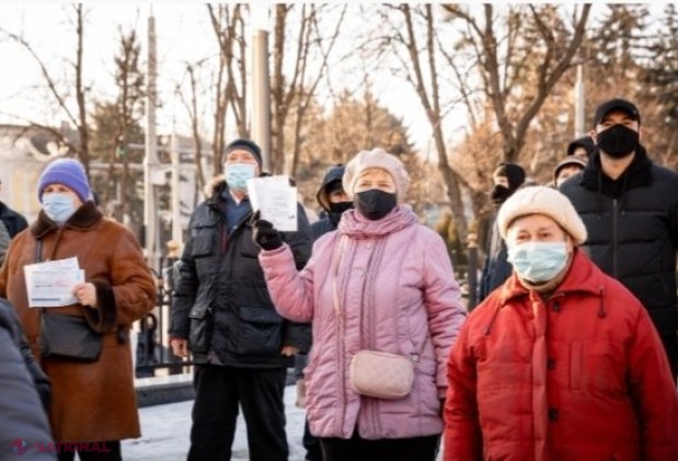FOTO // Flashmob cu FACTURI la Președinție. Partidul „ȘOR” critică scumpirile fără precedent a gazelor: „Facturile pe care le primim ne îngrozesc. Nu doar pensionarii întâmpină mari dificultăți pentru a le achita