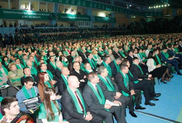 REPORTAJ FOTO // Oficiali PPE şi Mihail Saakaşvili, la Chişinău, cu fulare VERZI