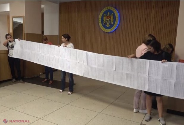 VIDEO // Peste cinci mii de semnături în favoarea majorării salariilor cadrelor didactice din R. Moldova, depuse la Guvern. Decizia Cabinetului Filip