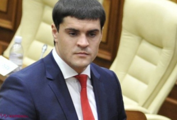 FOTO // Ex-deputatul Țuțu nu mai vrea să fie FUGAR și s-a predat organelor de drept din R. Moldova. Acesta a venit echipat cu MASCĂ și mănuși: „Un grup de intervenție al CNA s-a deplasat la Leușeni pentru a prelua persoana”