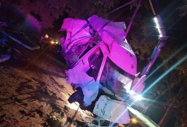 Şoferul unui microbuz a decedat noaptea trecută, după ce s-a tamponat într-un copac 