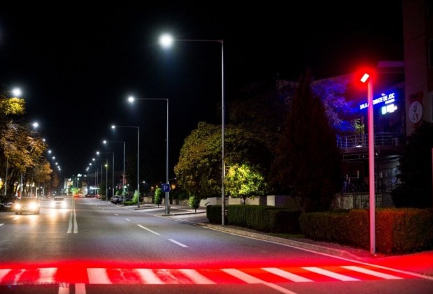 FOTO // Datorită unui proiect al lui Ilan Șor, străzile principale din Orhei au treceri de pietoni iluminate cu reflectoare roșii: „Orhei a devenit o localitate și mai sigură pentru pietoni”