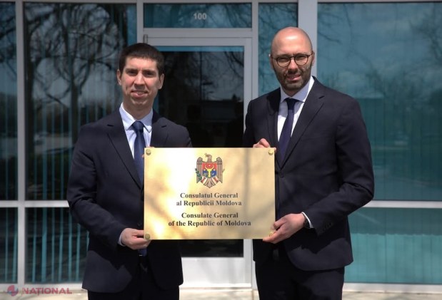 FOTO // Diaspora din SUA beneficiază de serviciile a două CONSULATE noi - cel din Chicago și Sacramento. Moldovenii din Chicago au încins o HORĂ în fața consulatului 