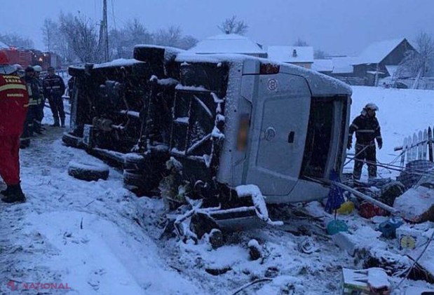 Un microbuz cu 20 de moldoveni s-a RĂSTURNAT în România. Doi pasagerii au MURIT. Premierul Filip a dispus crearea unei celule de CRIZĂ