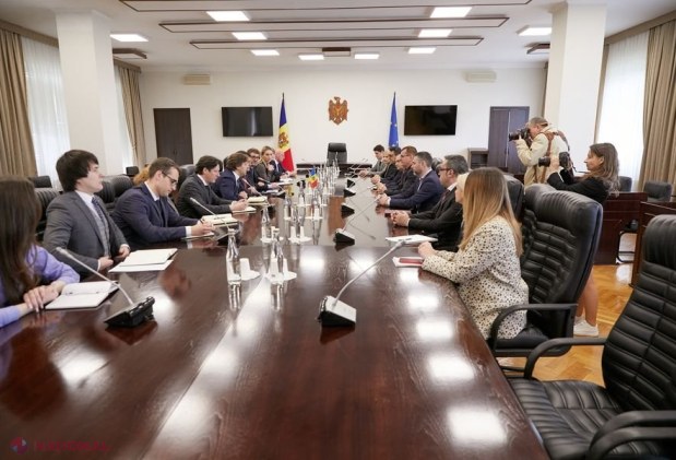 FOTO // „Semn de mare RESPECT pentru mediul românesc de faceri din R. Moldova”. Dorin Recean și-a făcut apariția INOPINAT la o întrevedere dintre membrii AIR și MINIȘTRII Economiei de pe ambele maluri ale Prutului