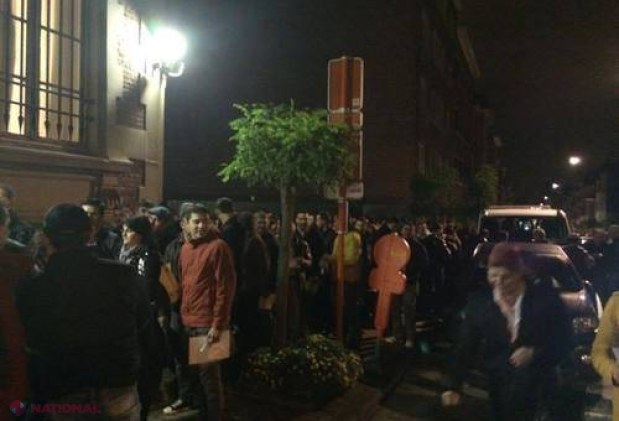 MII de români din afara graniţelor stau la cozi pentru a-şi VOTA preşedintele. Unii au prins rând încă de ieri-seară 