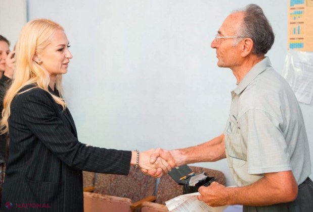 FOTO // Primar cu acte în regulă. Marina Tauber a primit legitimația de PRIMAR al comunei Jora de Mijloc