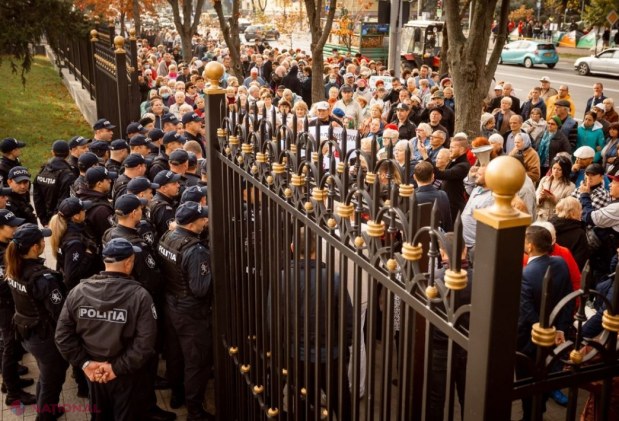 Protestatarii din fața Parlamentului se plâng că au fost împiedicați să picheteze Președinția în timpul vizitei comisarului european Johannes Hahn: „Solicităm comisarului european să facă cunoștință cu cererile protestatarilor”