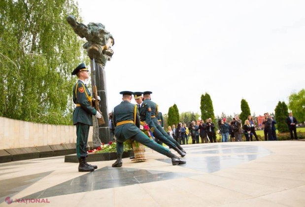 Reportaj FOTO // „Ziua Victoriei”, la Memorial: „Nu dorim ca cineva să treacă prin ce am trecut noi”