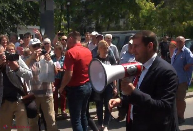Simpatizanții Partidului „ȘOR” protestează „împotriva intenției PAS, PDA și PLDM de a închide magazinele sociale”. Organizatorii spun că la protest sunt mii de oameni