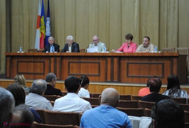 Profesorii AMENINȚĂ cu proteste. Vor salarii majorate cu 70 la sută