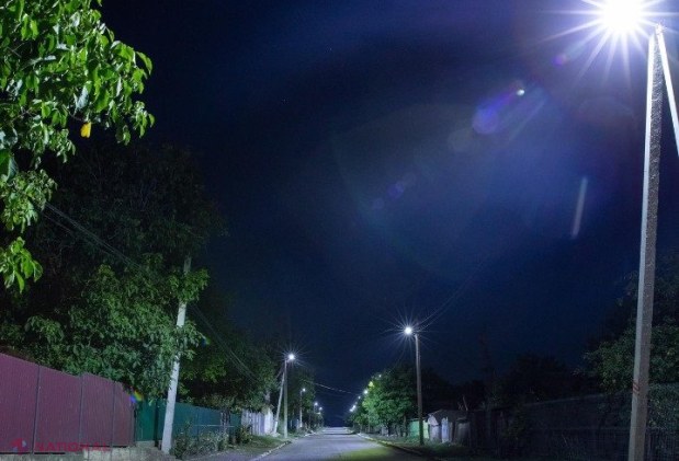 FOTO // Încă într-un sat din raionul Fălești, Partidul „ȘOR” a aprins lumina stradală: „Timp de peste 30 de ani la noi nu a existat iluminat stradal”
