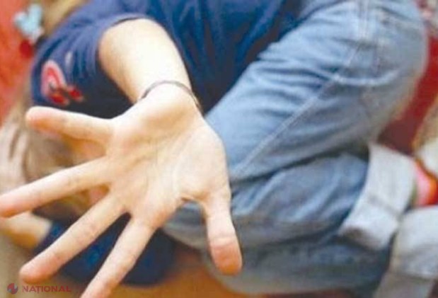 Minoră din capitală, LOVITĂ de mama unei colege de clasă