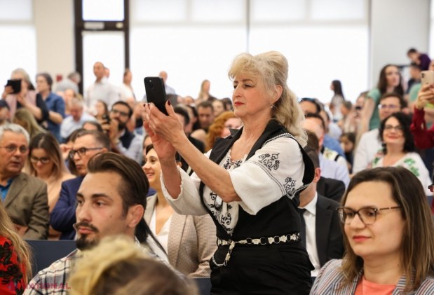 GALERIE FOTO // Maia Sandu, discuții cu DIASPORA din Canada. Șefa statului a acordat titluri onorifice și a vizitat o PATISERIE deschisă de o moldoveancă: „Am văzut o susținere totală pentru proiectul de aderare a R. Moldova la UE”