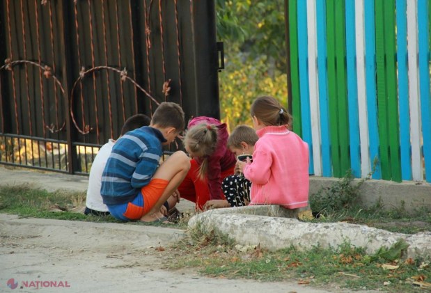 O fetiță de un an și trei luni, găsită SINGURĂ într-o grădină din capitală. Mama a apărut, dar soarta micuței este NECLARĂ