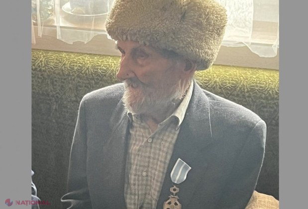 FOTO // Veteranul Constantin Cojocari din Sofia, în vârstă de 105 ani, DECORAT de președintele României, Klaus Werner Iohannis