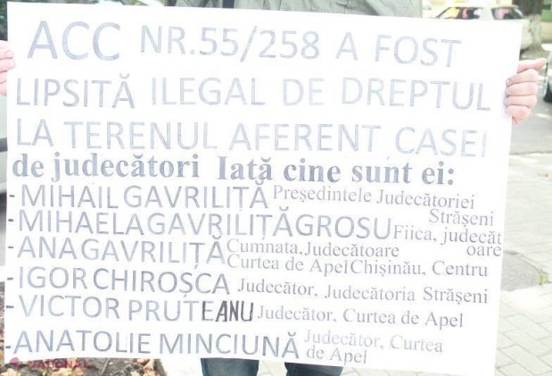 Au venit de la Strășeni pentru a PROTESTA în fața Consiliului Superior al Magistraturii
