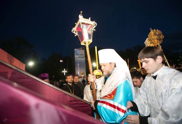 REPORTAJ FOTO // Mitropolitul Vladimir şi conducerea statului au împărţit FOCUL HARIC enoriaşilor
