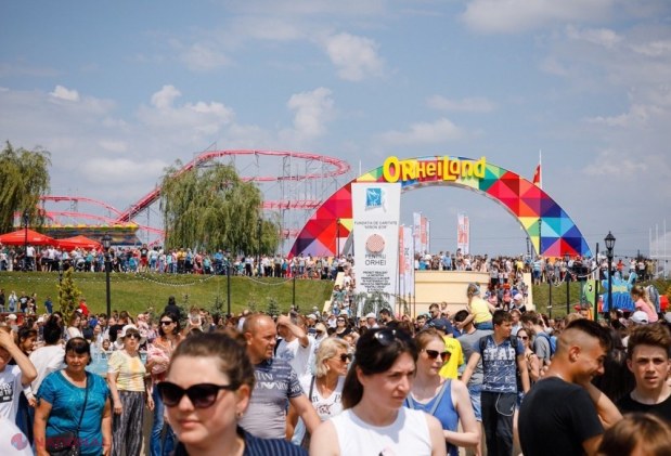 FOTO // Parcul de distracții „OrheiLand” a fost REDESCHIS. Primăria Orhei anunță că la deschidere au participat zeci de mii de părinți și copii