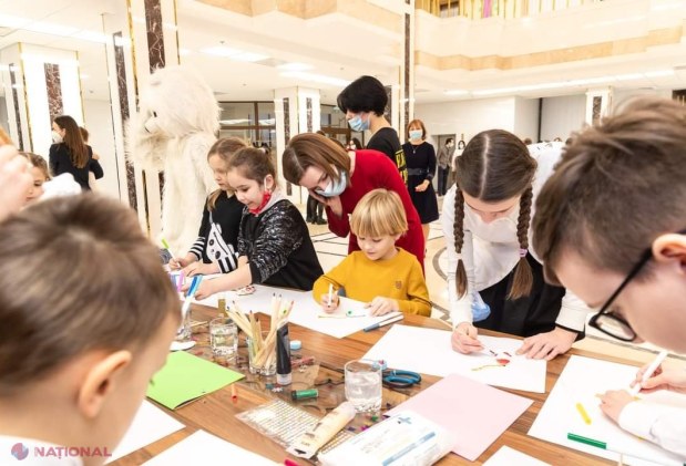 GALERIE FOTO // O familie de profesori din Tohatin a DONAT Preşedinției bradul care le creştea în gospodărie: Doritorii pot merge să-şi facă poze cu Pomul de Crăciun prezidențial