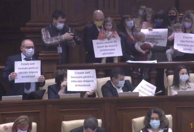 FOTO // Parlamentul R. Moldova, transformat într-o mare CREȘĂ. Socialista Greceanîi, DERANJATĂ de prezența „oaspeților dulci”. Angajatorii vor avea dreptul să organizeze servicii de îngrijire a copiilor în cadrul firmelor