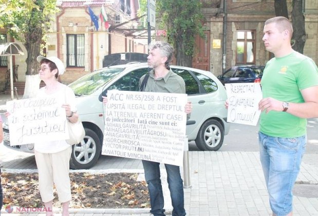 Au venit de la Strășeni pentru a PROTESTA în fața Consiliului Superior al Magistraturii