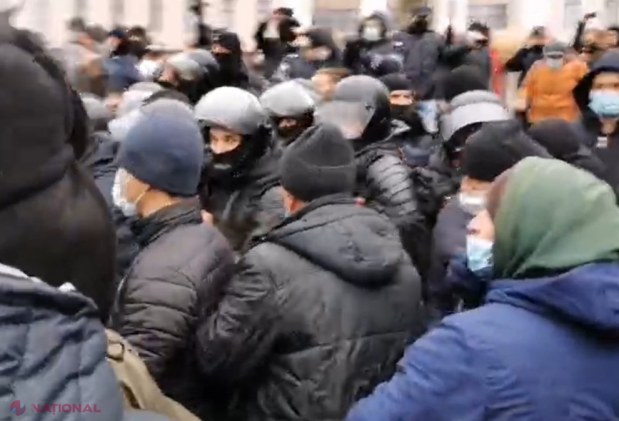 UPDATE, LIVE // CAPCANĂ? Socialiștii le promit agricultorilor banii destinați acoperirii „legii miliardului”. Îmbrânceli între forțele de ordine și AGRICULTORI. Un tractor a urcat pe scările Legislativului. Poliția ar fi folosit gaze lacrimogene