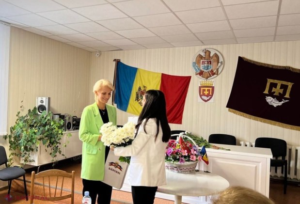 FOTO // Președinta SENATULUI României, în vizită la Gimnaziul „Alexandrina Rusu” din Dănceni, raionul Ialoveni. Elevii au primit de la Alina Gorghiu și Adrian Dupu „Cutia Școlarului” cu toate cele necesare începerii anului școlar