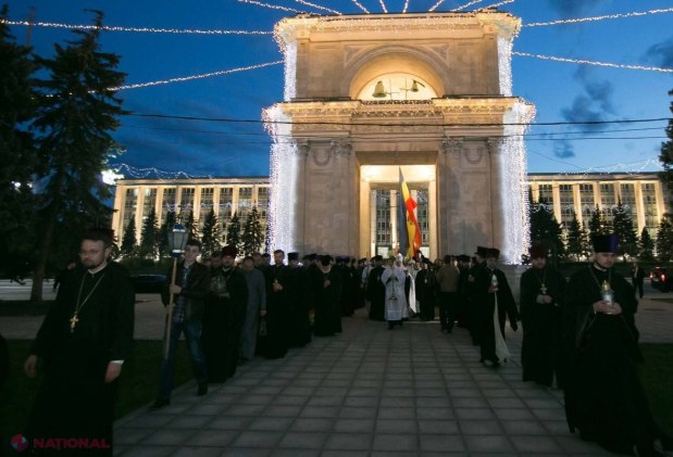 REPORTAJ FOTO // Mitropolitul Vladimir şi conducerea statului au împărţit FOCUL HARIC enoriaşilor