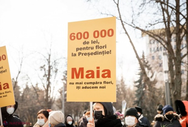 FOTO // „Bani de flori aveți, dar de pensii nu!”. Simpatizanții Partidului „ȘOR” i-a adus flori Maiei Sandu, inclusiv cactuși, pentru „ca să nu cheltuie banii poporului”