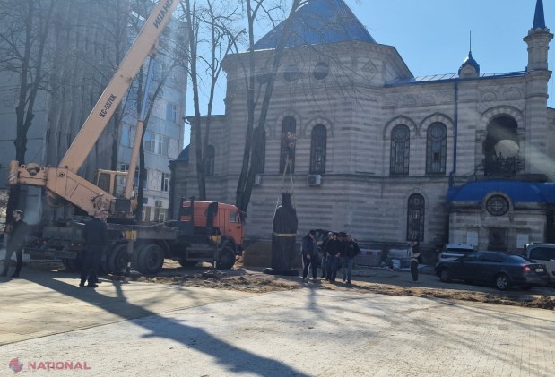 FOTO // Statuia Reginei Maria a fost FINALIZATĂ și este INSTALATĂ în aceste momente în scuarul Liceului „Gheorghe Asachi” din centrul Chișinăului
